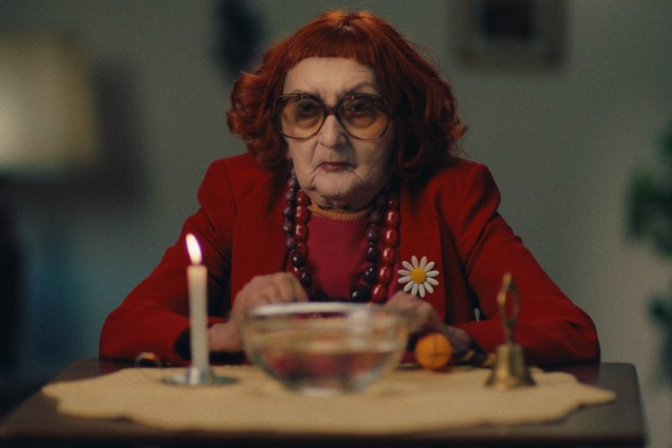 Tânia Maria caracterizada como Tia Gladys, vilã do filme A HORA DO MAL, em campanha da HBO MAX para o Oscar
