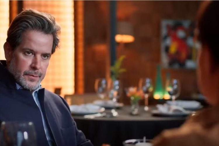 Ferette confronta Samira após descobrir que Raul é filho dela em "Três Graças". Cena traz tensão quando o empresário cobra explicações.