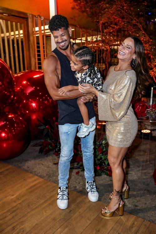 Viviane Araujo, Guilherme Militão e o filho Joaquim 