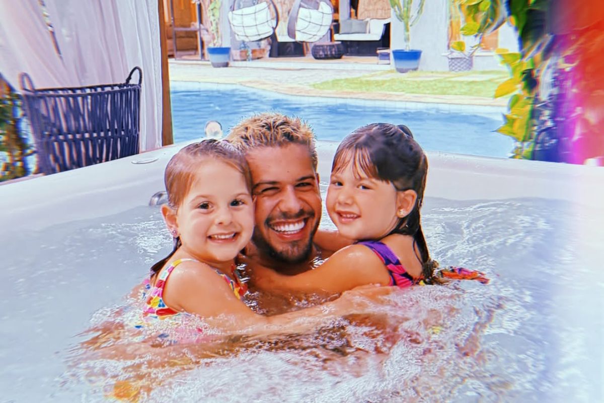 Zé Felipe com as filhas