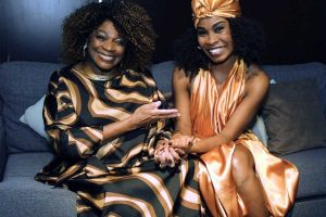 Zezé Motta e Larissa Noel na estreia do musical "Prazer,Zezé!"