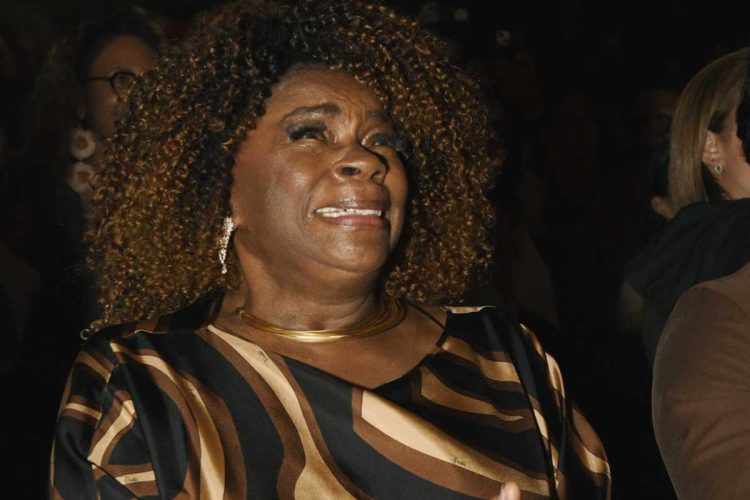 Zezé Motta chorando na estreia do musical "Prazer,Zezé!"