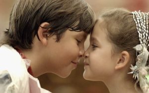 Rita e Batata são adotados e crescem separados, em Avenida Brasil