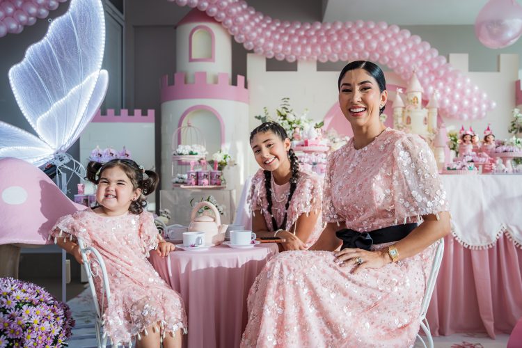 Gaby Menotti, esposa de Fabiano Menotti, com as filhas Juju e Bebela