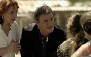 Rita é adotada e se separa de Batata , em Avenida Brasil