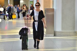 Adriana Esteves no aeroporto