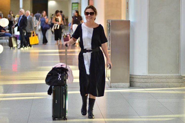 Adriana Esteves no aeroporto