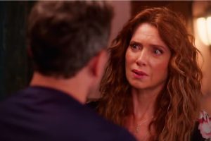 Janete (Letícia Spiller) se irrita com a confusão de Alaorzinho (Daniel de Oliveira) e Zilá (Leandra Leal) em sua casa em Coração Acelerado