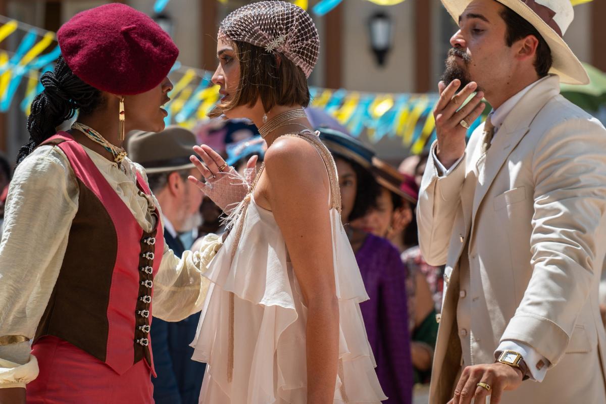 Alika/Lúcia (Duda Santos) confronta Virgínia (Theresa Fonseca) e Mirinho (Nicolas Prattes) observa em 'A Nobreza do Amor'