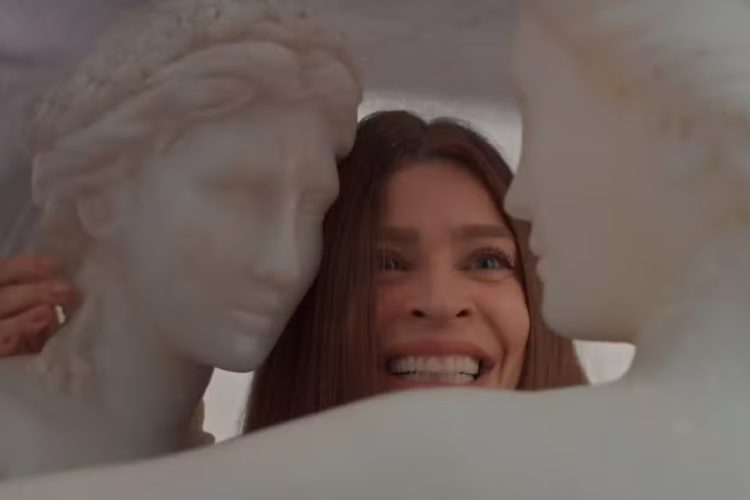 Arminda surta diante das Três Graças