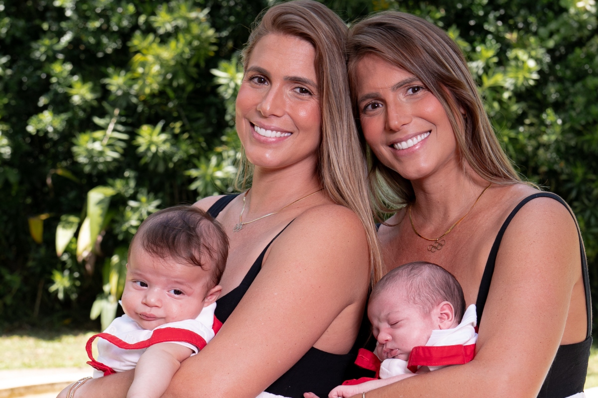 As gêmeas Bia e Branca Feres com seus bebês
