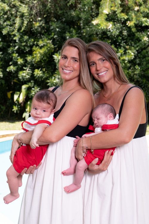 As gêmeas Bia e Branca Feres com seus bebês