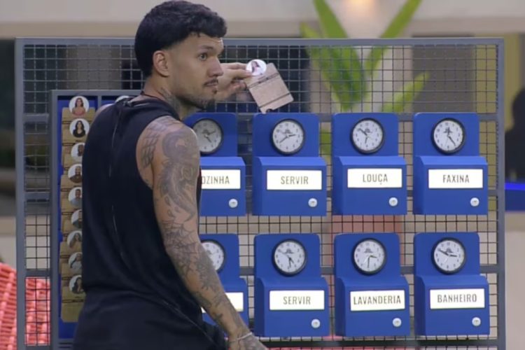 Luis Felipe faz a distribuição de tarefas