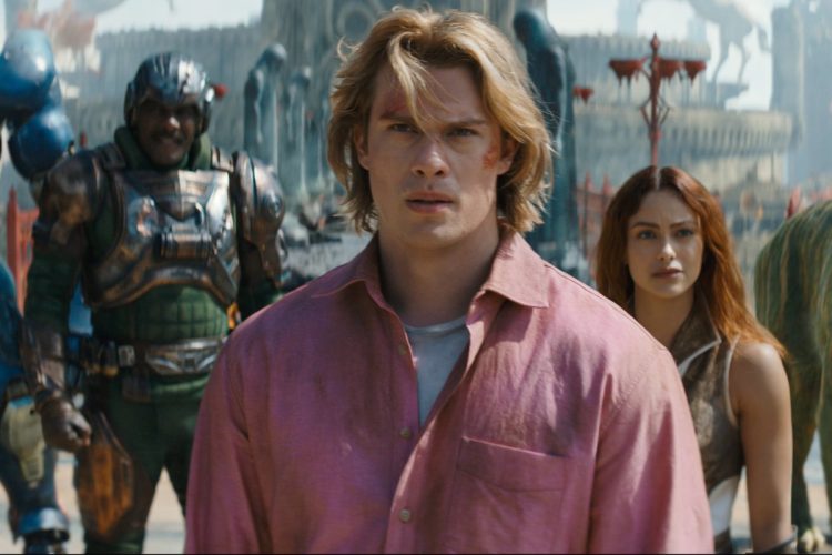 Cena de He-Man (Nicholas Galitzine) com seu grupo no filme live-action “Mestres do Universo”