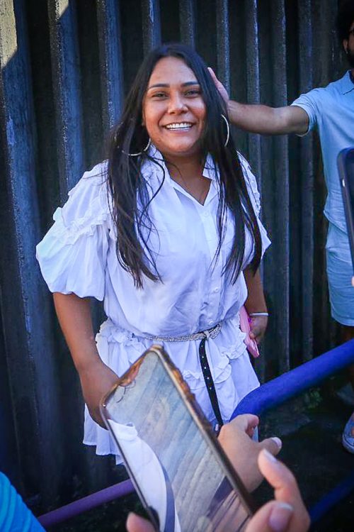 Chaiany é só felicidade ao chegar aos Estúdios Globo