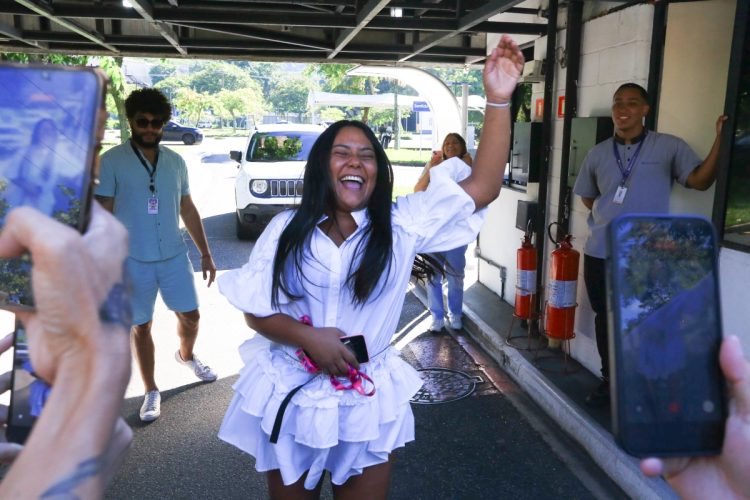 Chaiany é só felicidade ao chegar aos Estúdios Globo