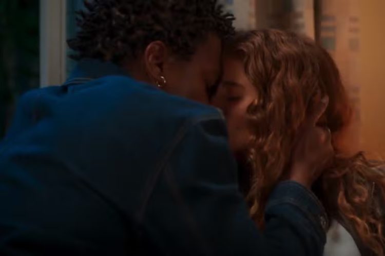 Leandro e Agrado se beijam