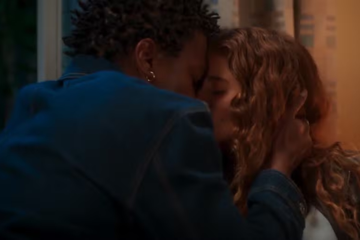 Leandro e Agrado se beijam