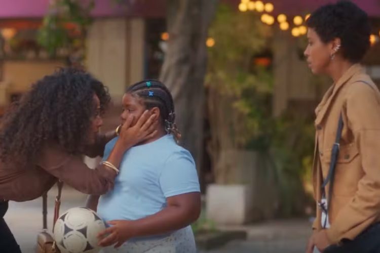 Valéria ampara Sol, observada por Eduarda 