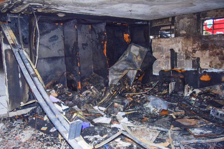 Destroços do incêndio na casa dos pais de MC Gui