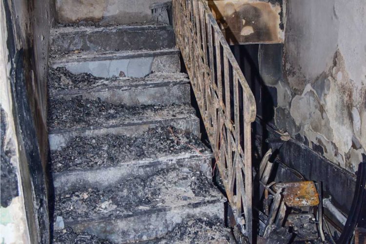 Destroços do incêndio na casa dos pais de MC Gui