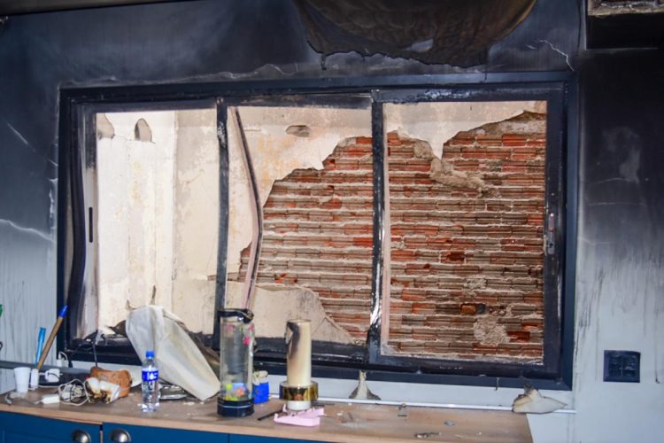 Destroços do incêndio na casa dos pais de MC Gui
