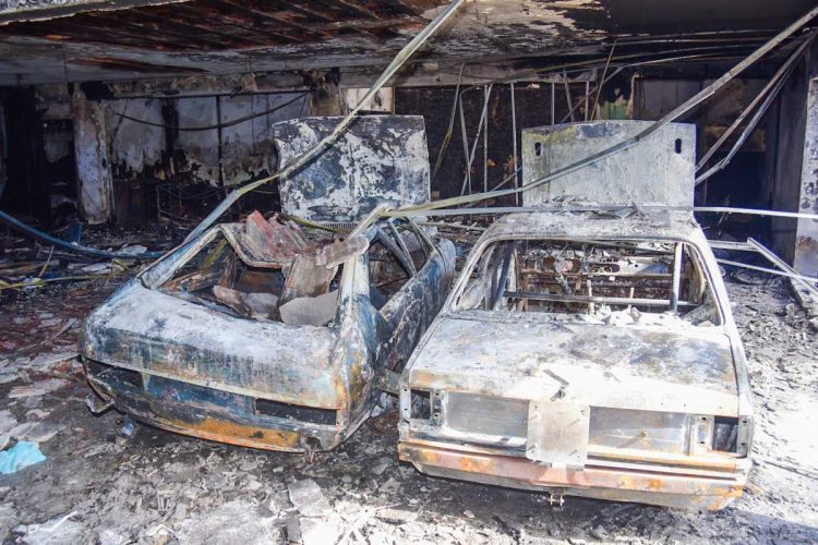Destroços do incêndio na casa dos pais de MC Gui