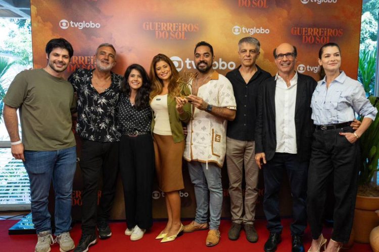 Elenco de 'Guerreiros do Sol' reunido em evento