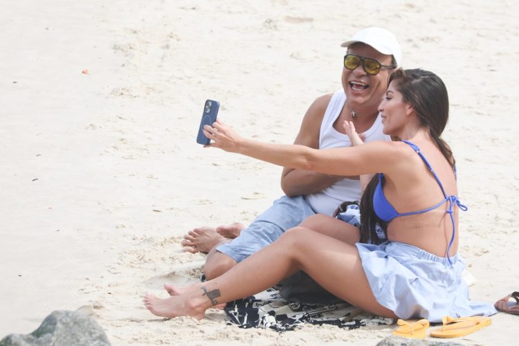 Daniel Rolim e Anamara na praia do Leme