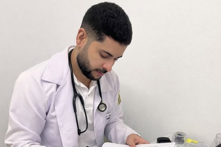 Ex-BBB Marcelinho volta a trabalhar