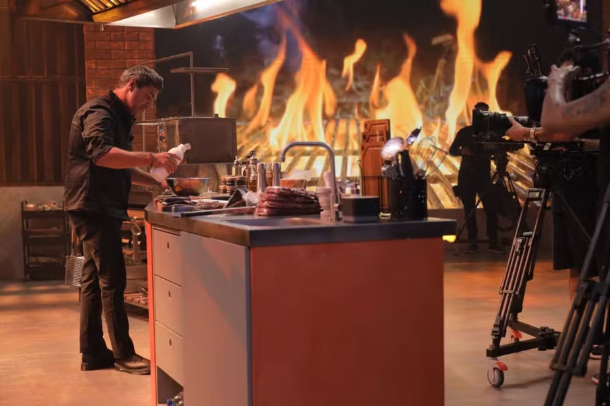 Felipe Bronze comanda o reality 'No Fogo com Bronze'