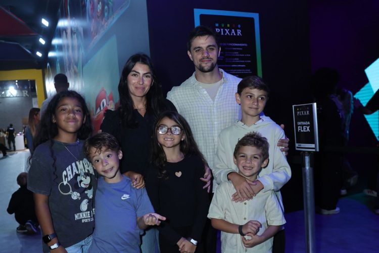 Mariana Uhlmann e Felipe Simas com os filhos