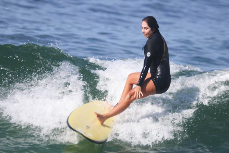 Carol Portaluppi em manhã de surfe
