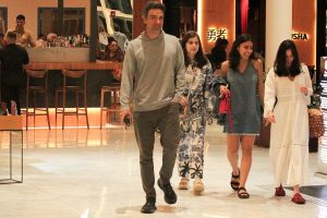 Tadeu Schmidt, esposa e filhas