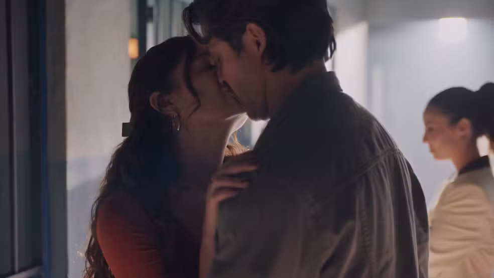 Três Graças: Gerluce (Sophie Charlotte) é solta e beija Paulinho (Romulo Estrela)