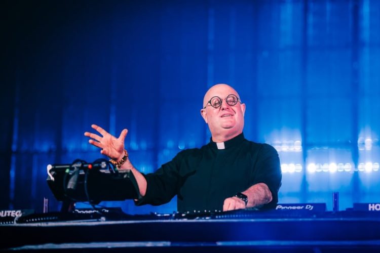 Guilherme, o Padre DJ