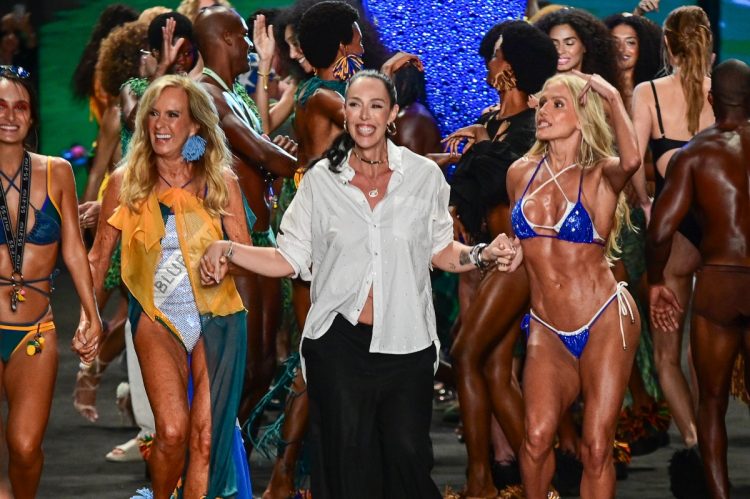 Helô Pinheiro e Deborah Secco no encerramento do desfile da Blue Man
