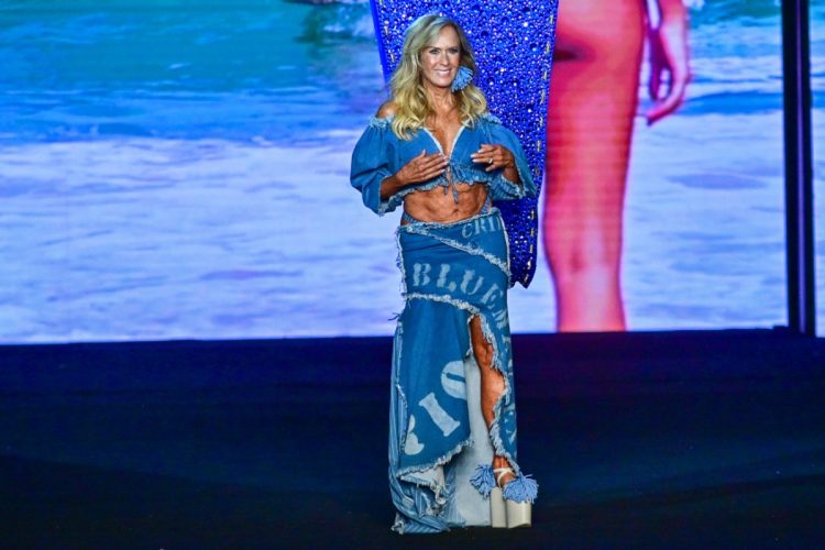 Helô Pinheiro desfila na Rio Fashion Week