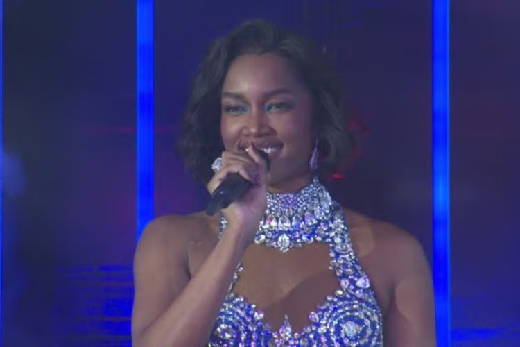 IZA canta na festa do BBB 26