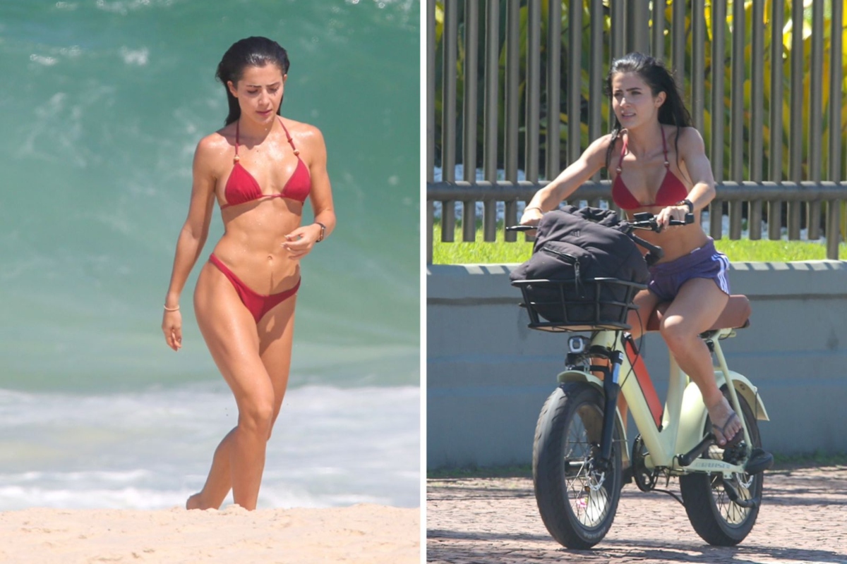 Jade Picon de biquini na praia e de bike elétrica