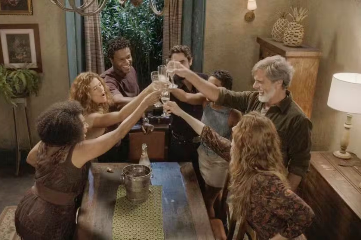 Janete (Leticia Spiller) brinda com os aliados