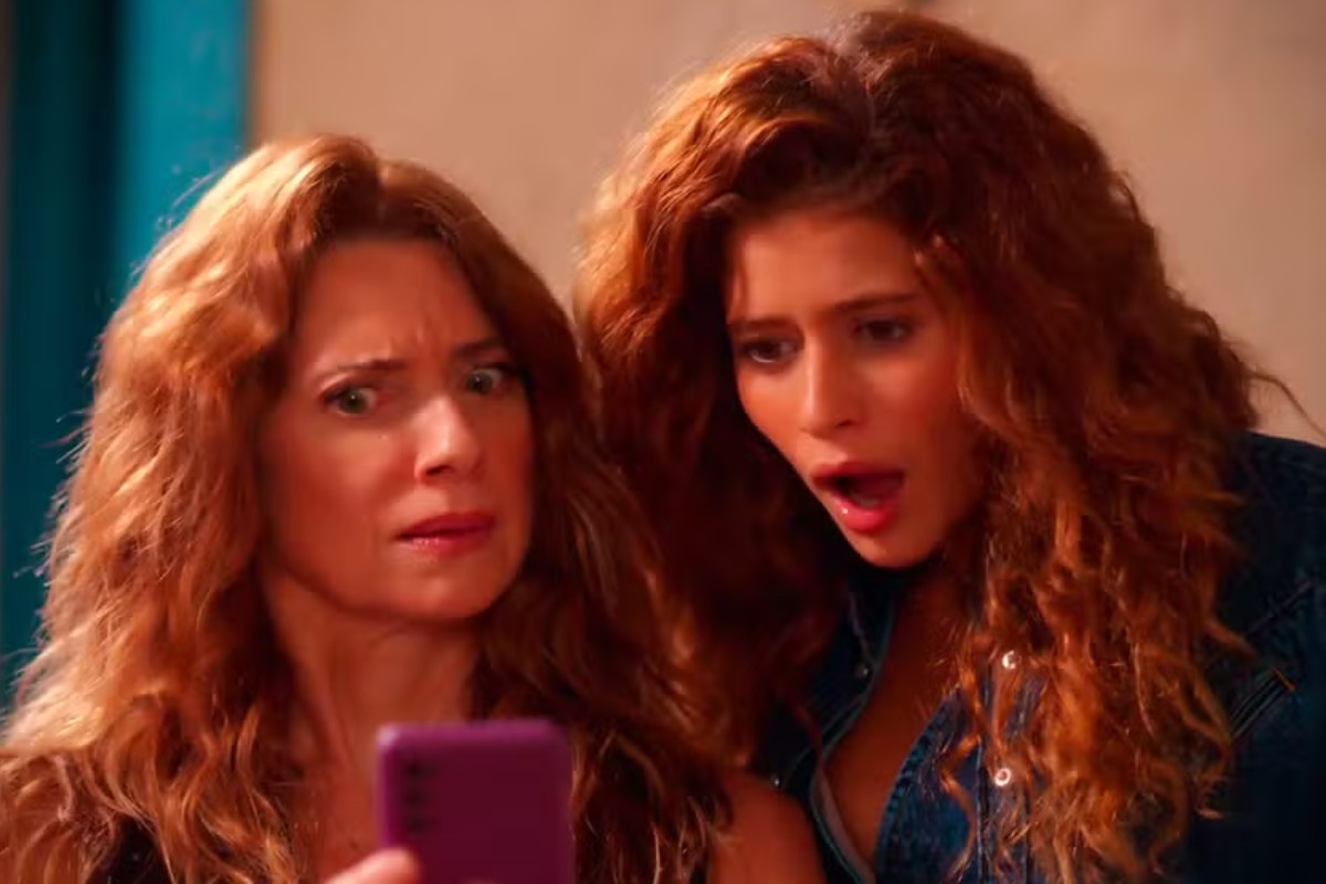 Janete (Letícia Spiller) e Agrado (Isadora Cruz) ficam surpresas ao ver Palhares (Gabriel Godoy) em aplicativo de namoro em 'Coração Acelerado'