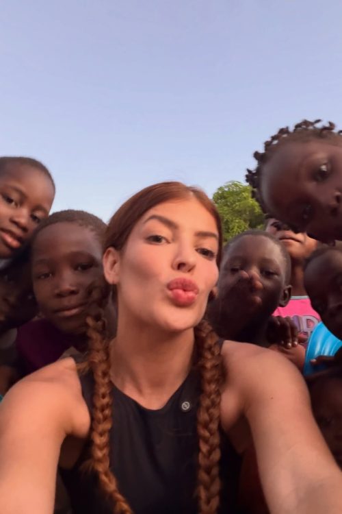 Jaquelline e crianças na África