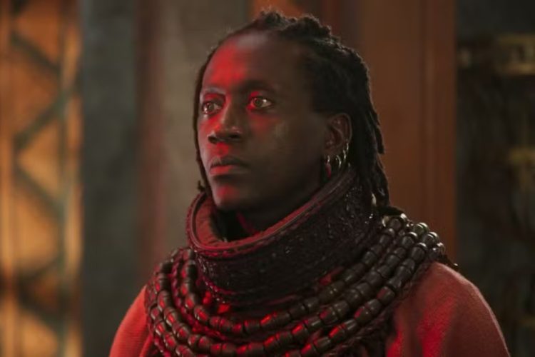 Jendal (Lázaro Ramos) obriga Dumi (Licínio Januário) a jogar amigo em poço com serpentes em 'A Nobreza do Amor'