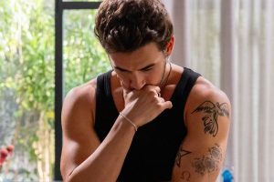 João Raul (Filipe Bragança) incomodado em Coração Acelerado