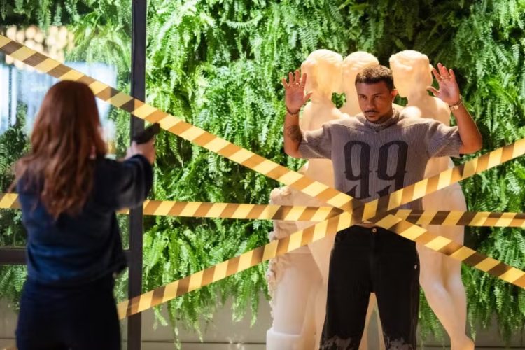 Juquinha (Gabriela Medvedovsky) prende Badgá (Xamã)