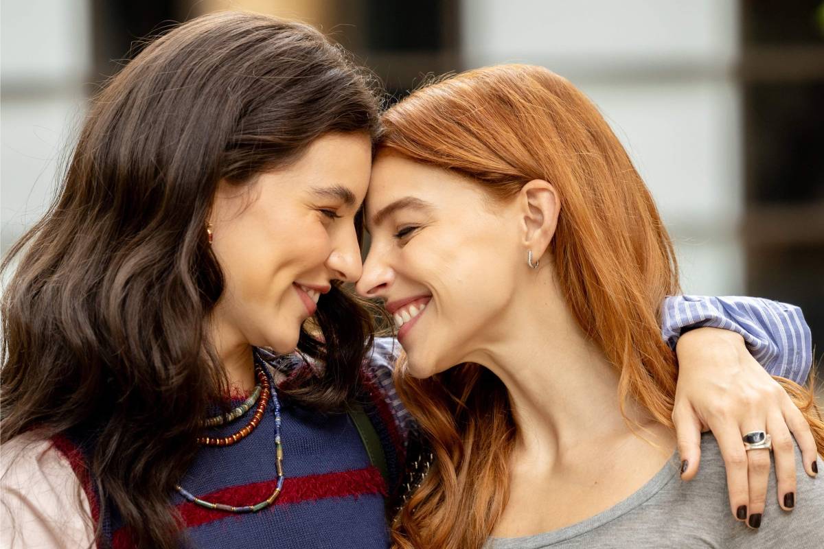 Lorena (Alanis Guilen) e Juquinha (Gabriela Medvedovsky) em Três Graças