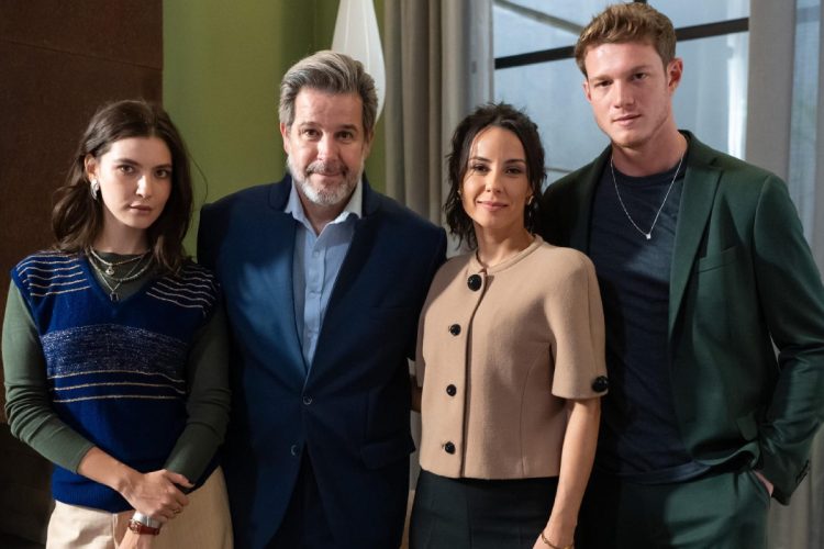 Lorena (Alanis Guillen), Leonardo (Pedro Novaes), Ferette (Murilo Benício) e Zenilda (Andréia Horta) em Três Graças