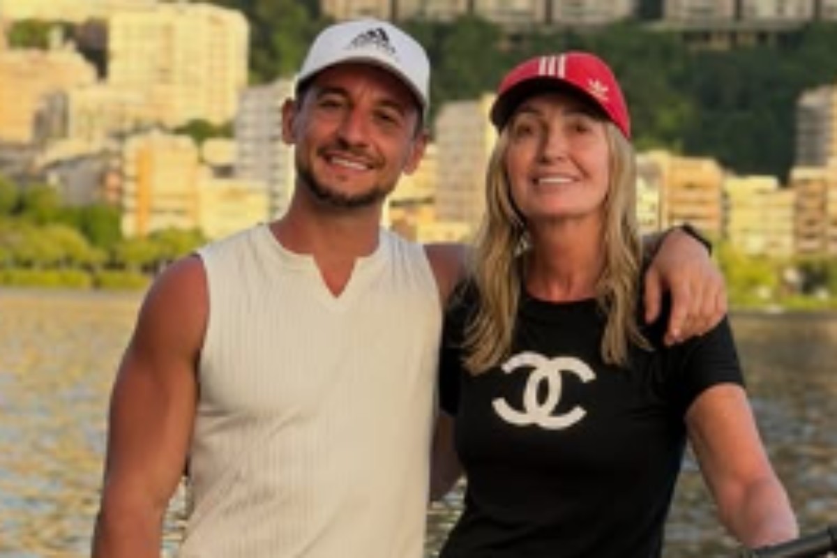 luiz otávio mesquita posando com a mãe