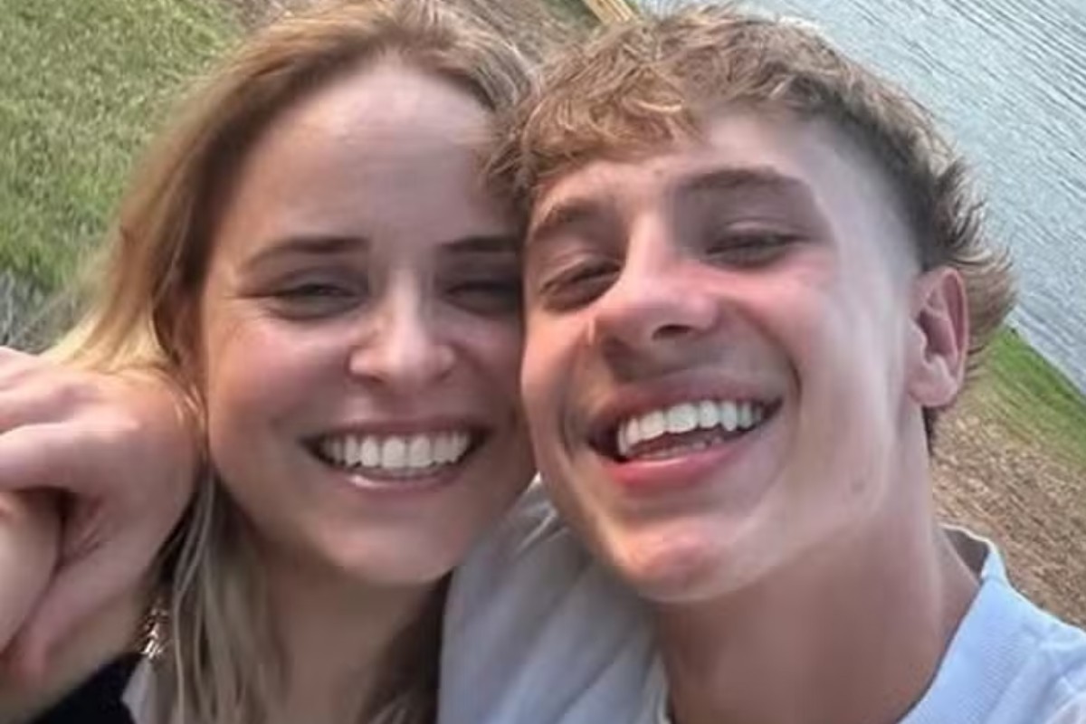 Mãe de Juliano Floss posando com o filho